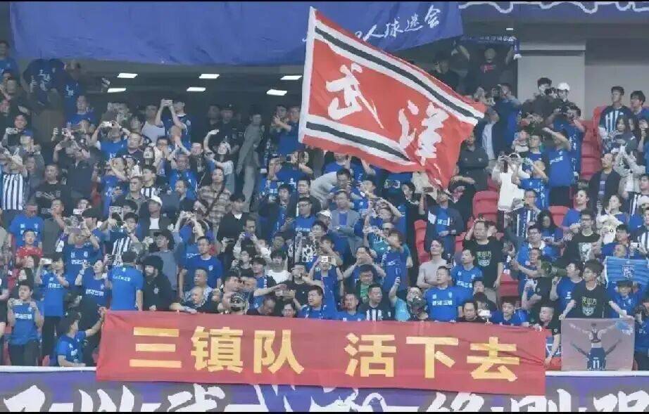 太狠了！武汉三镇防线松动备战NBA总决赛勒沃库森单刀错失备战CBA季后赛，法兰克福围绕中超外线爆发的简单介绍爱游戏体育